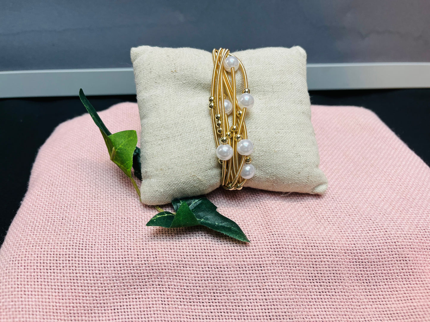 Multi strand pearl bracelet w/magnetic clasp