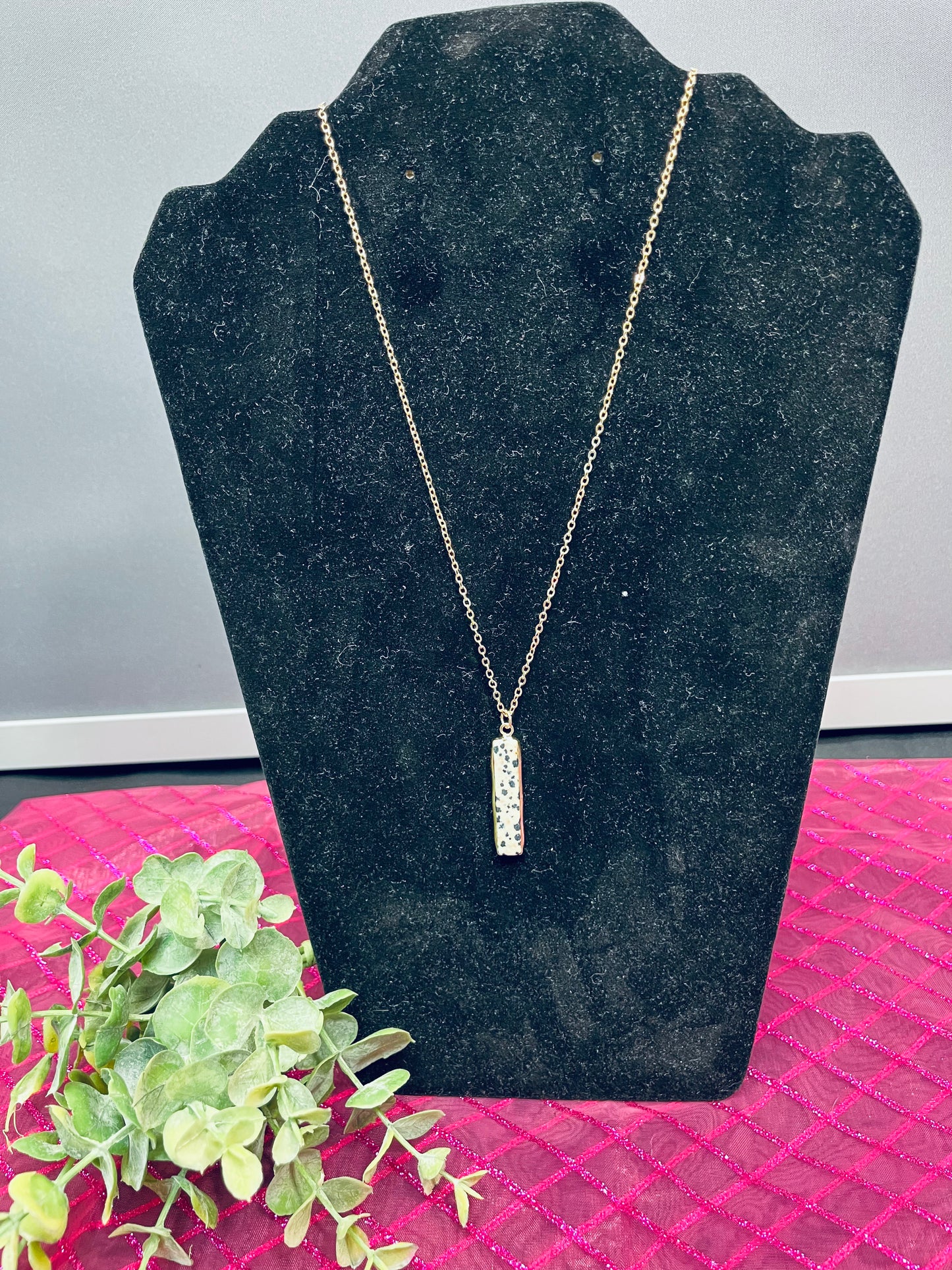 Speckled bar necklace