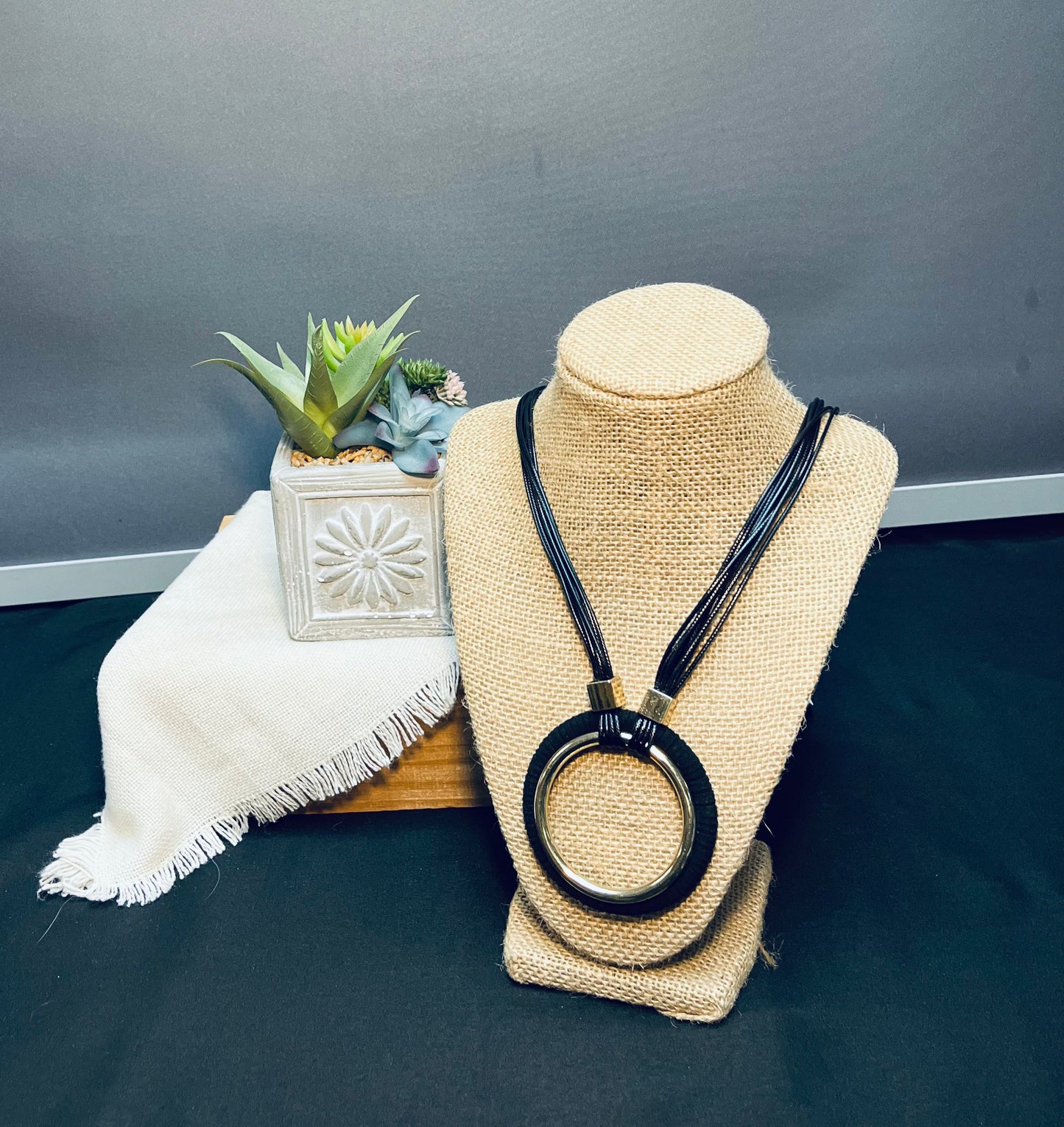 Gold circle necklace with earrings