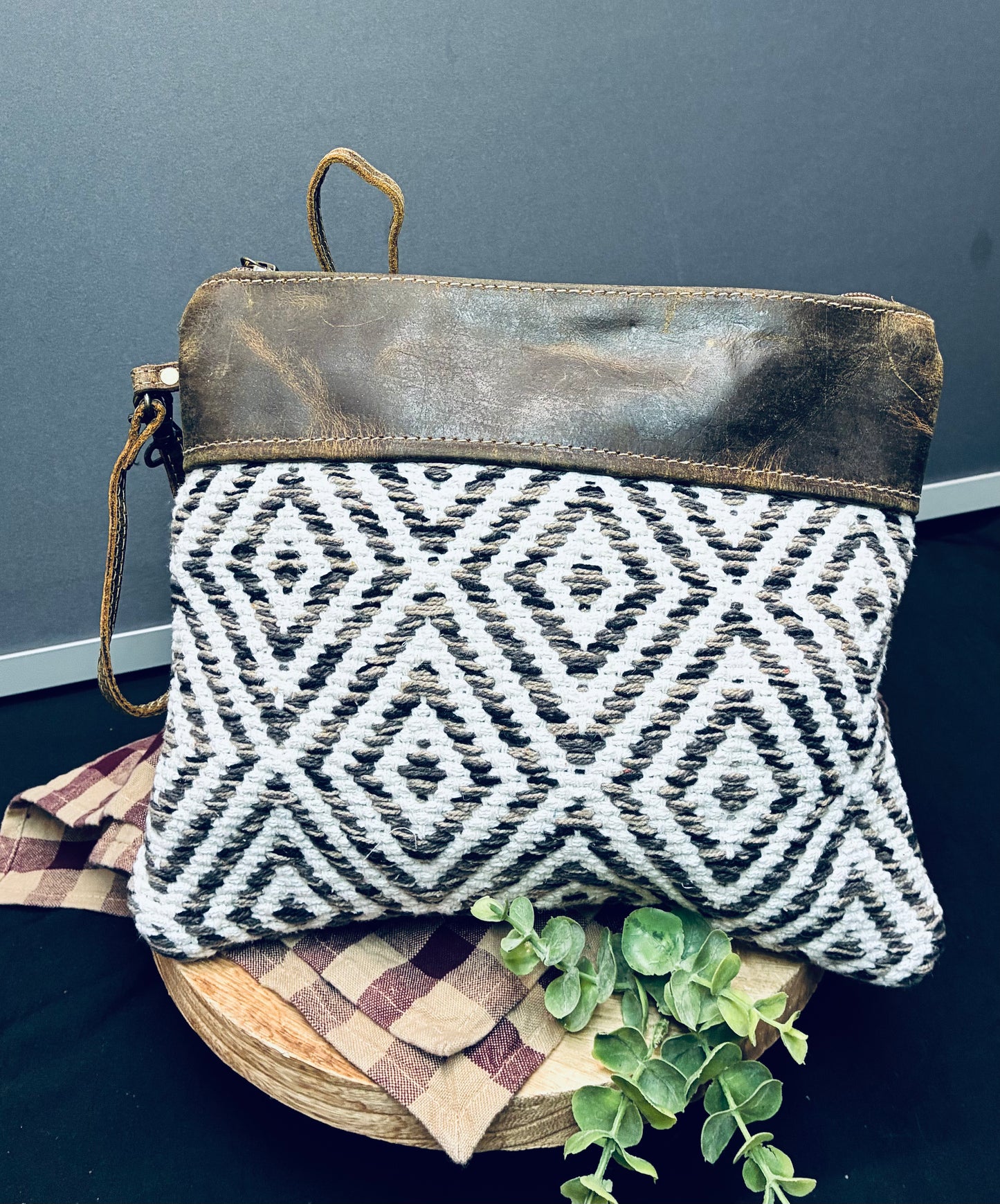 Sine qua non sm crossbody