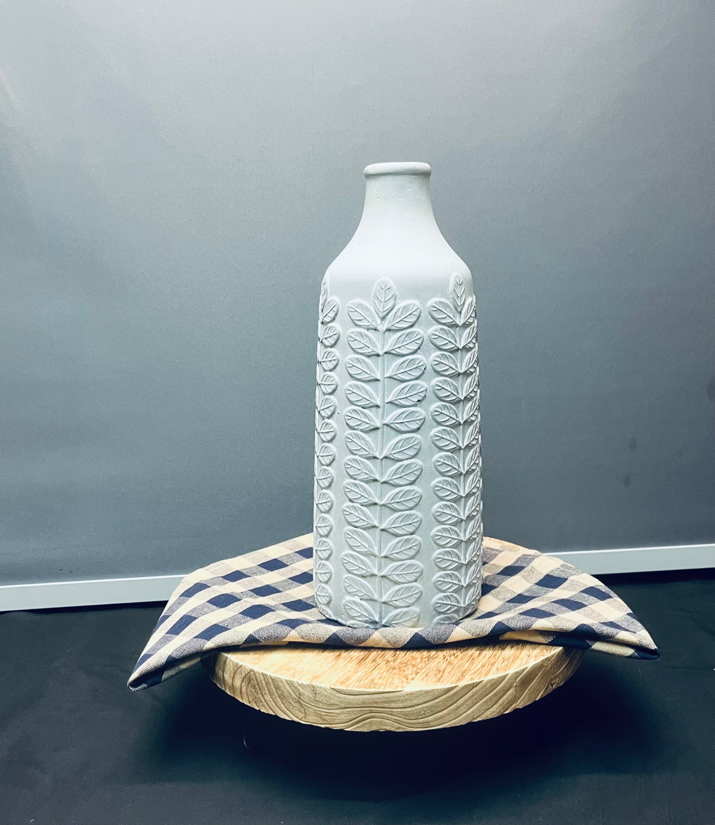Gray leaf pattern vase