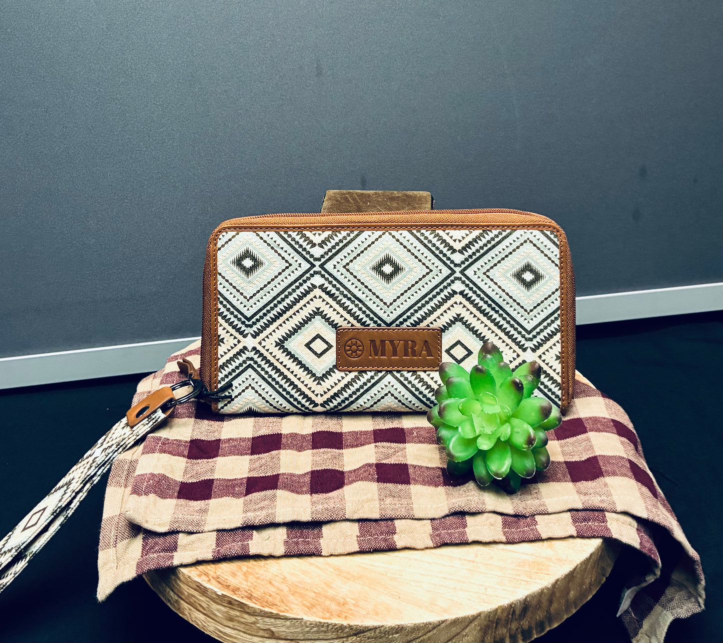 Kilim trail western wallet in brown