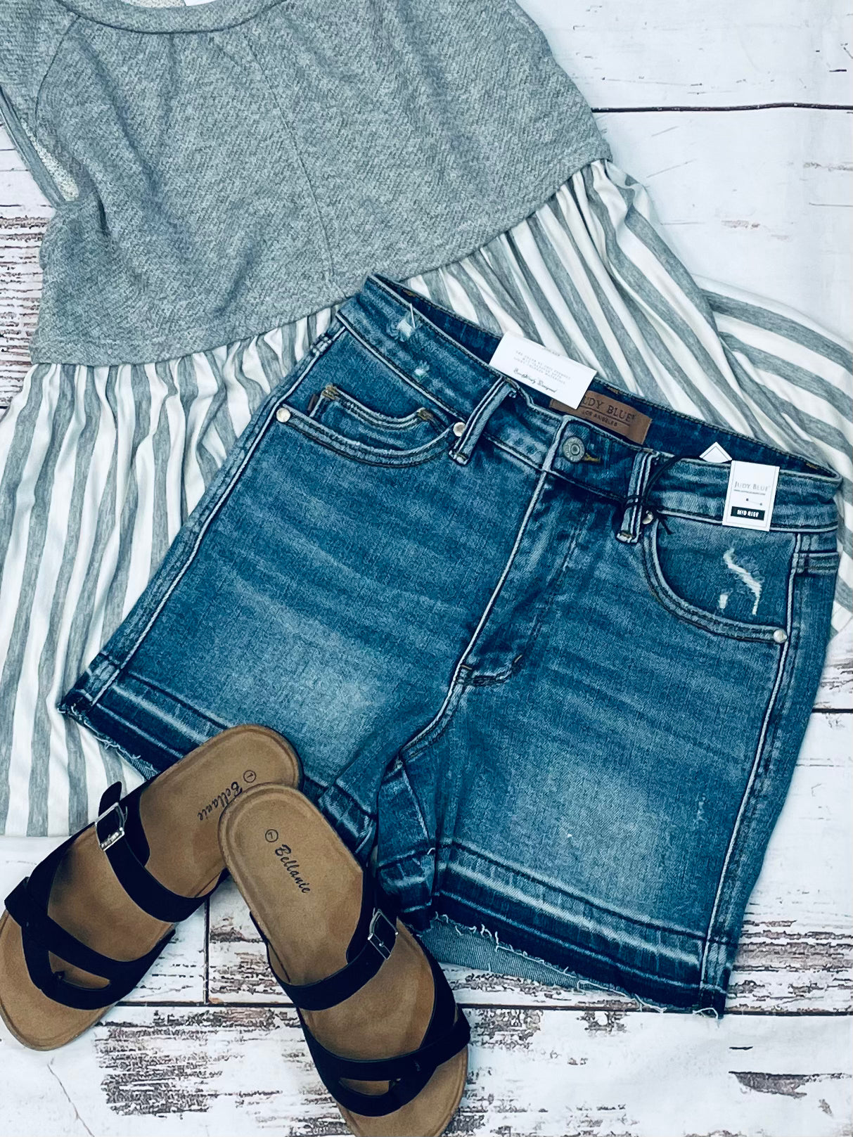 Rough hem mid rise shorts