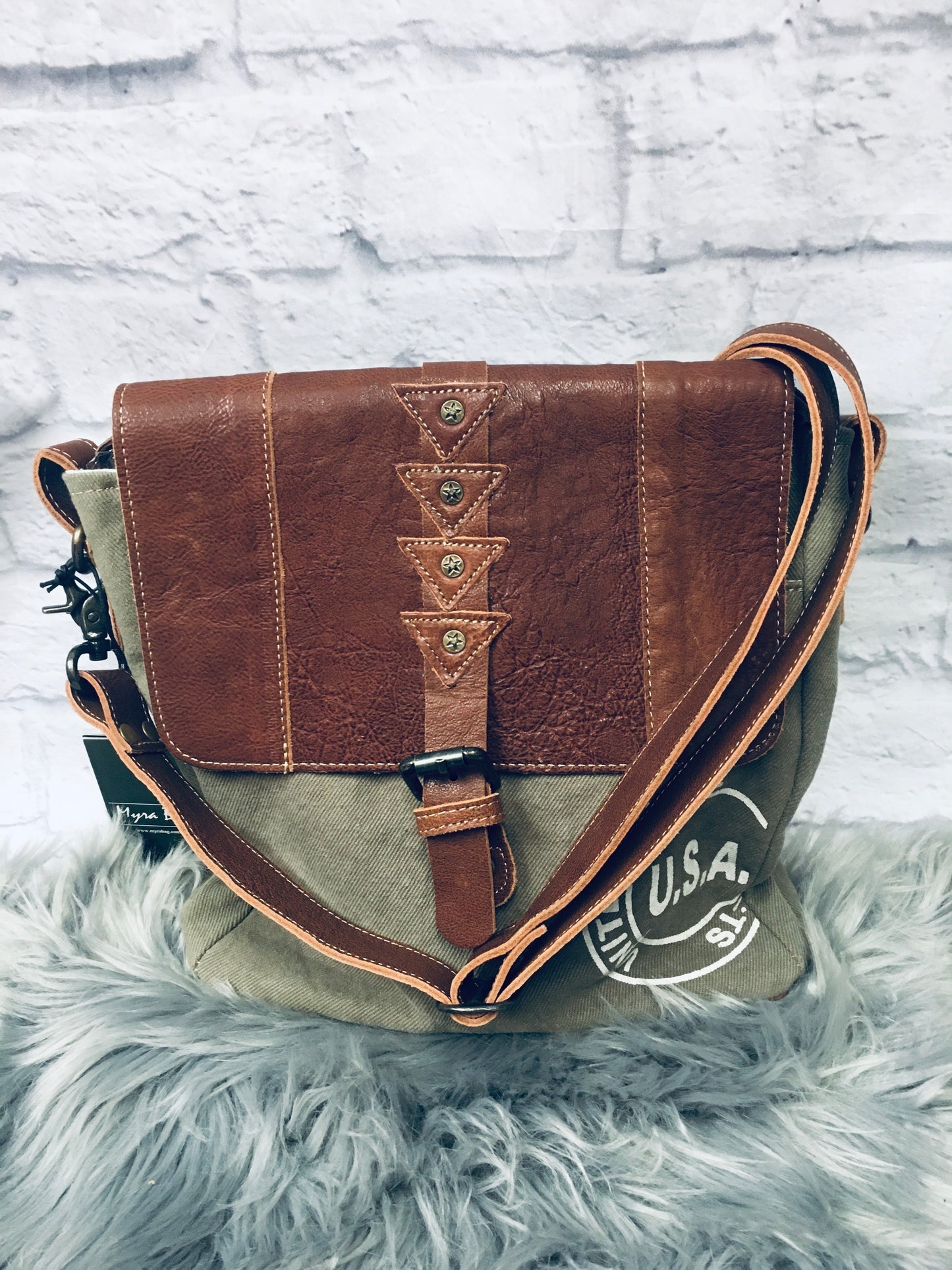 Retro-inspired sank crossbody