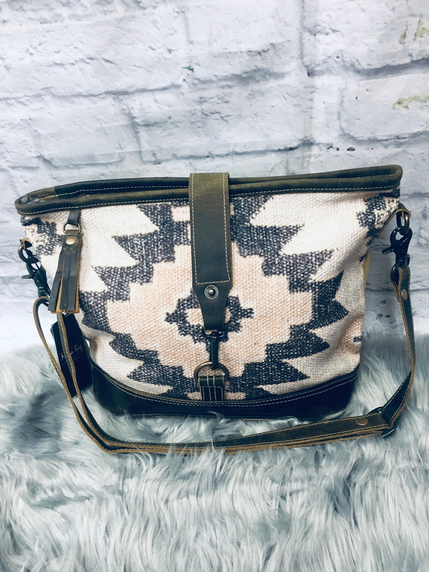 Entice shoulder bag