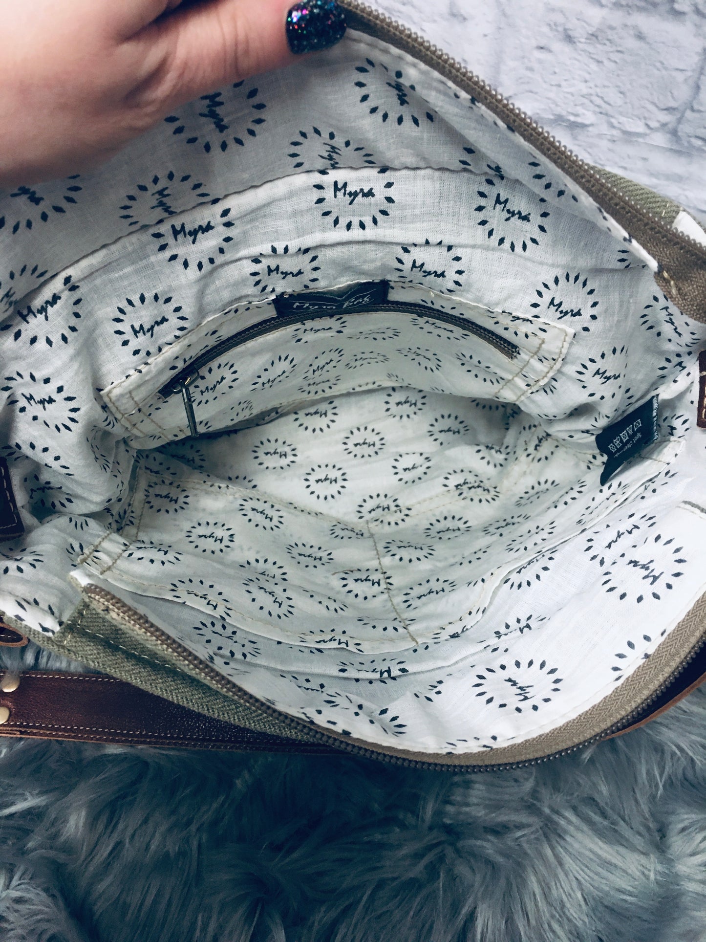 Retro-inspired sank crossbody