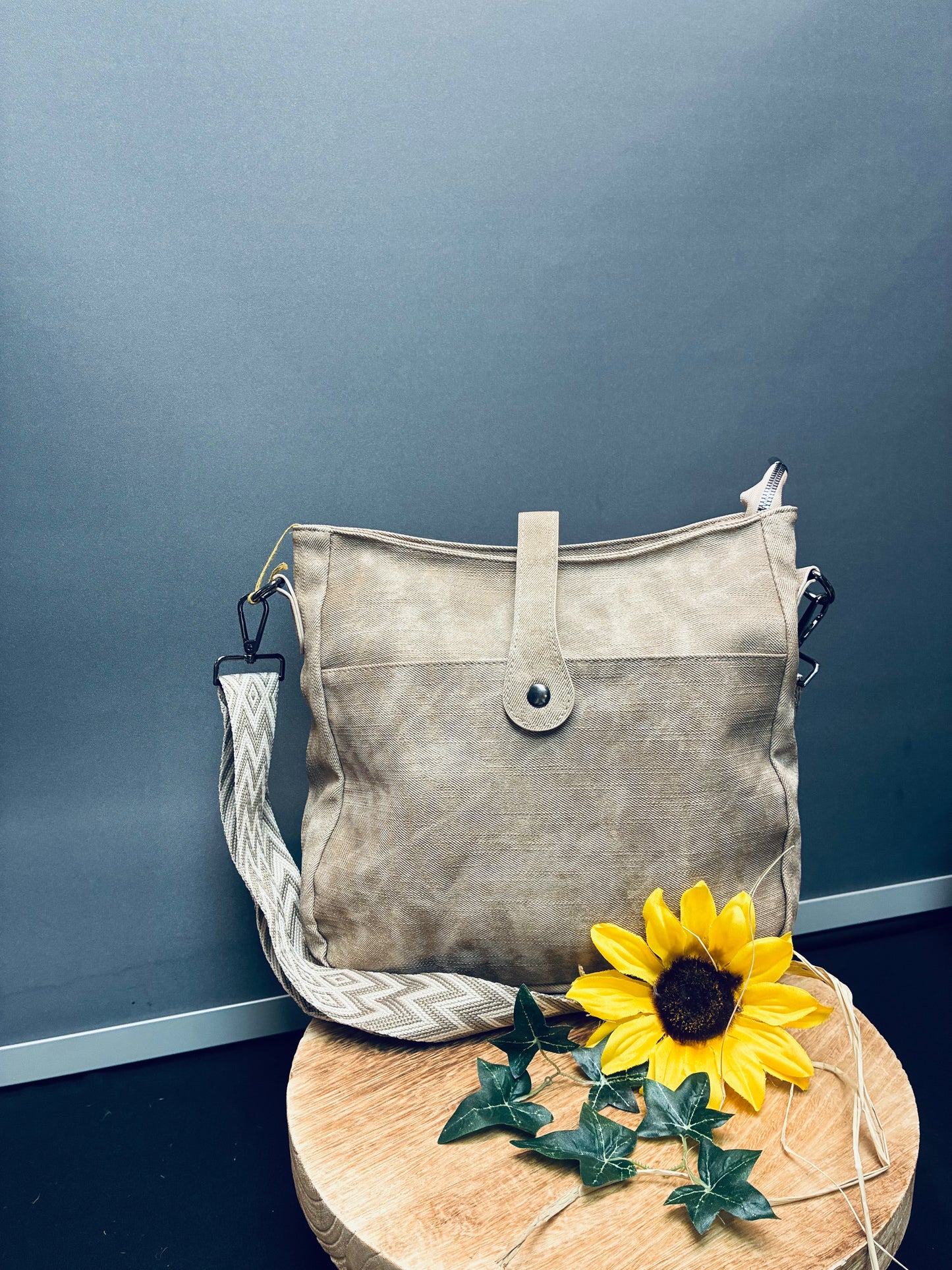 Tan purse with pattern strap