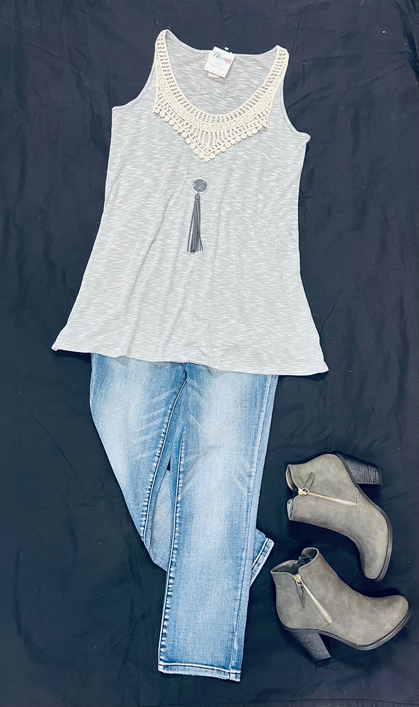 Crochet lace patch v-neck gray tank