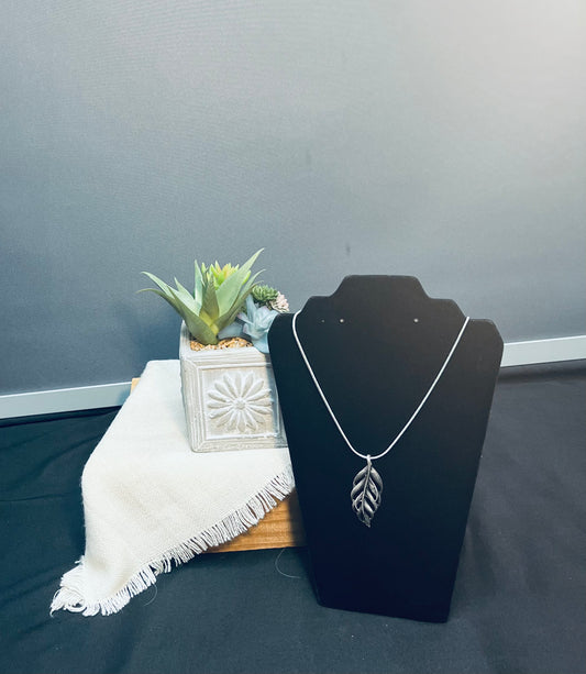 Feather necklace with earrings