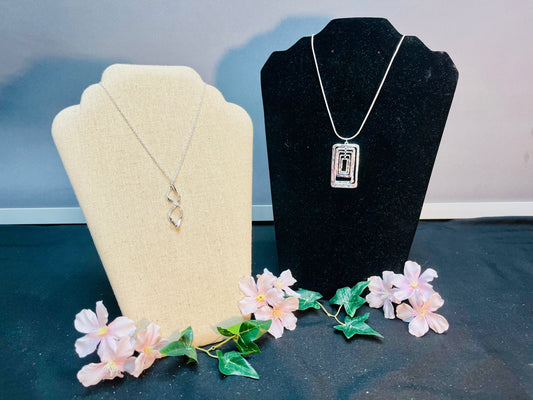 Elegant silver necklace w/gem