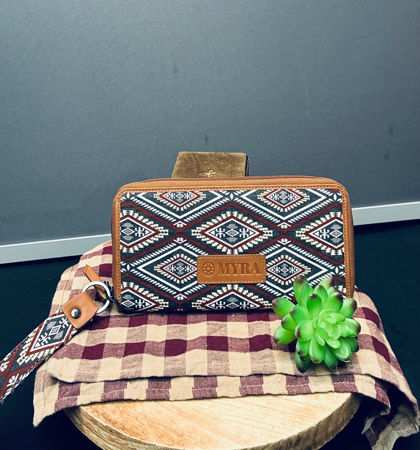 Kilim trail western wallet in mocha