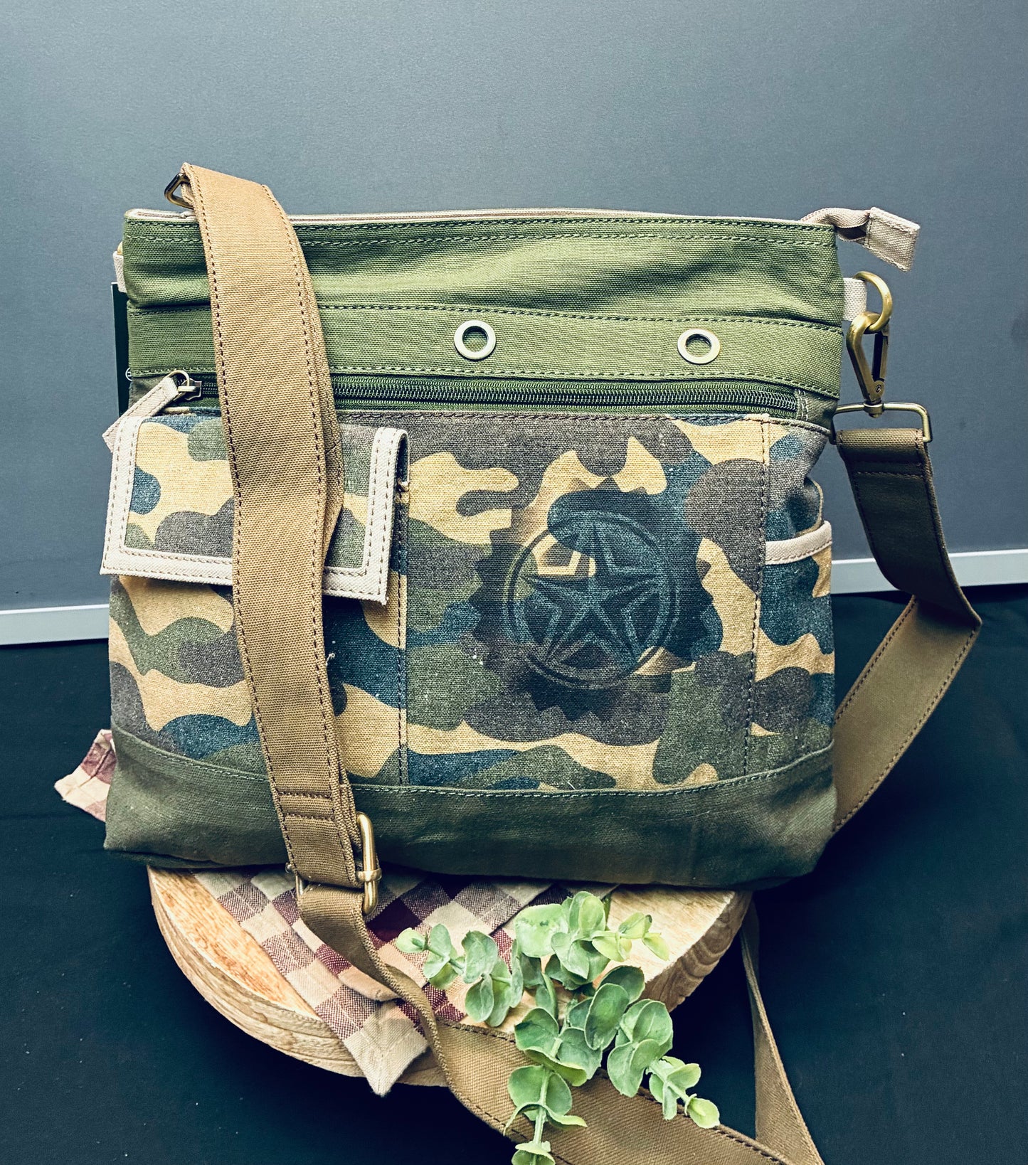 Rangers day crossbody in army camo green