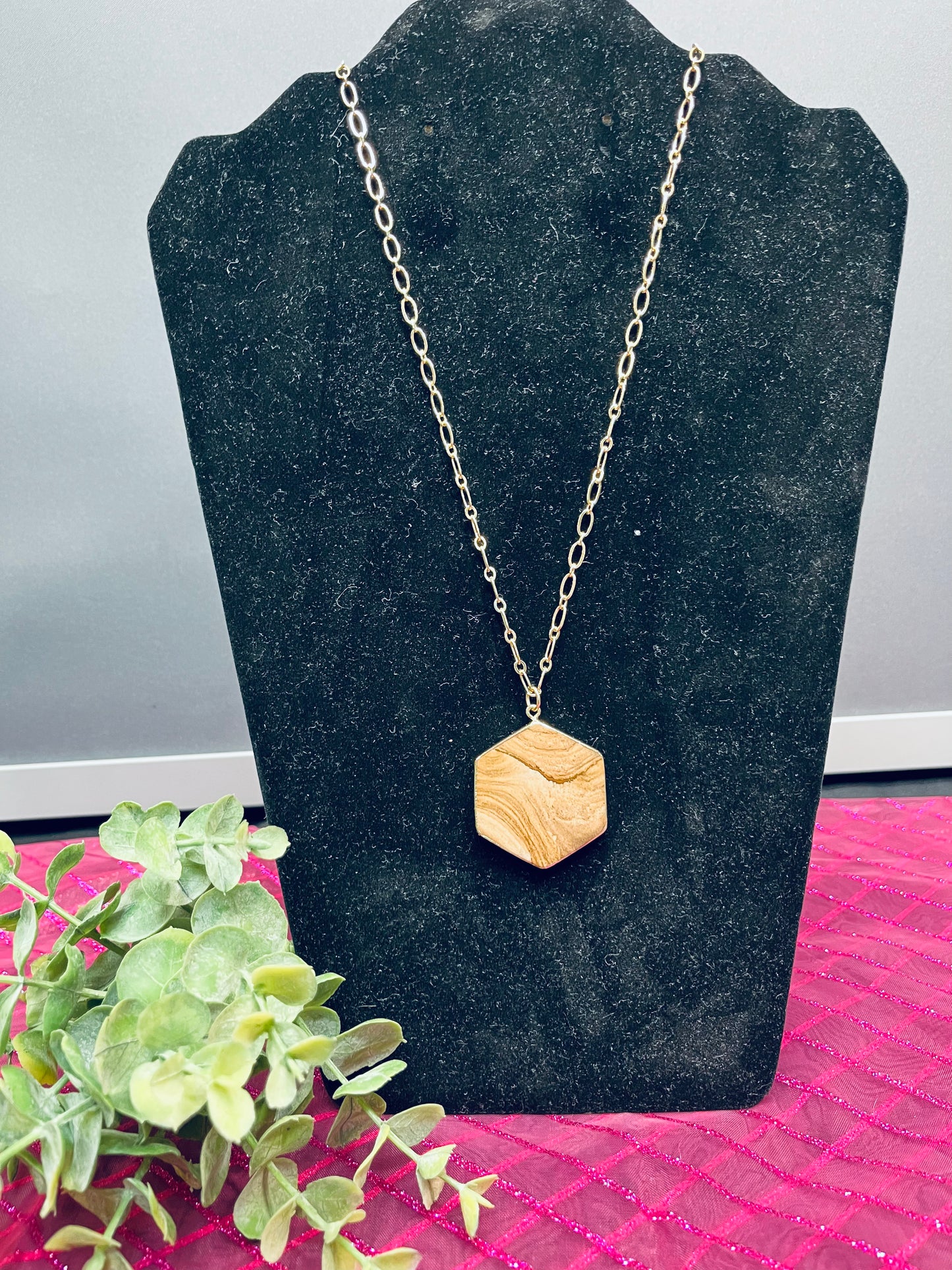 Wood pattern hexagon necklace
